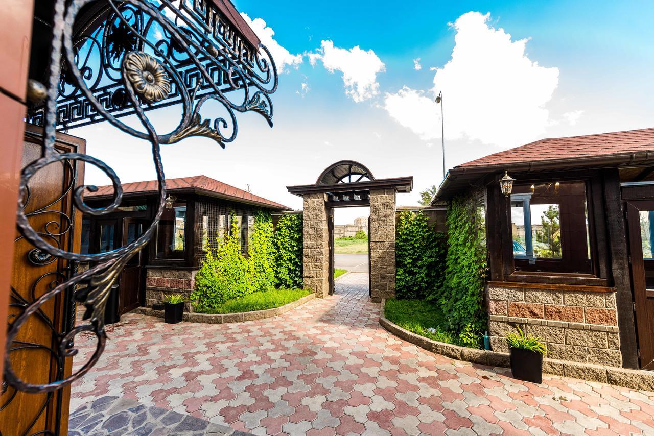 Adler Hotel Астана Екстериор снимка